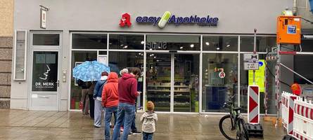 Husten, Schnupfen, Heiserkeit: Vor einer Notfall-Apotheke in Augsburg staut es sich am Sonntag