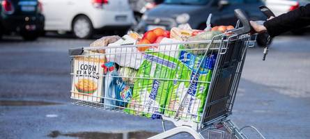 Streit um Parkplatz an Supermarkt eskaliert: Zwei Männer werden in Augsburg leicht verletzt