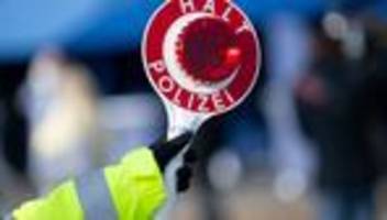 Kontrolle: Mutter und Sohn mit Waffen und Drogen an Grenze gestoppt