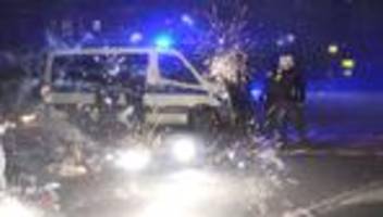 kriminalität: polizeiwagen brennt an silvester - verdächtige ermittelt
