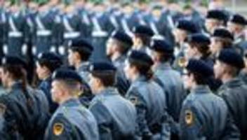 Per Los zur Bundeswehr?: Vize-Regierungschefin: Wehrpflicht ist kein Glücksspiel