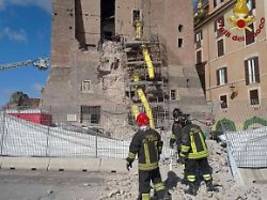 Personen in den Trümmern : Historischer Turm Torre dei Conti in Rom bei Bauarbeiten eingestürzt