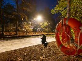Surfer stehen vor Rätsel: Die Münchner Eisbachwelle ist weg