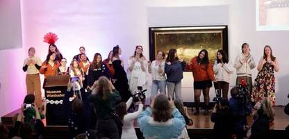 Taylor Swift in Wiesbaden: Popstar zieht junge Besucher ins Landesmuseum