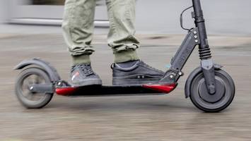 Bewaffneter E-Scooter-Räuber stellt sich Hamburger Polizei