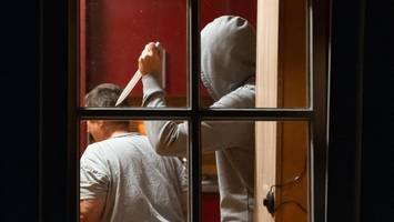 frau legt feuer im wohnzimmer und greift ehemann mit messer an