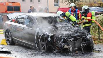 mysteriöser brand mitten in der city: audi brennt komplett aus