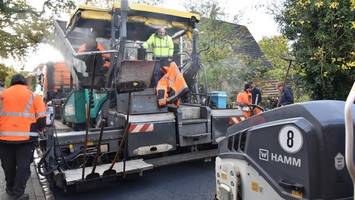 quickborn: 550 tonnen neuer asphalt für eine 270 meter lange straße