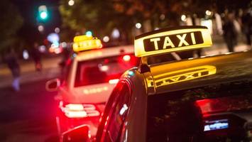 Männer stellen Taxifahrer eine Falle und bedrohen ihn mit Waffe