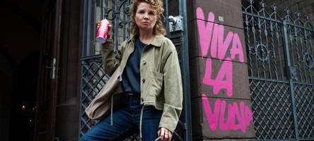 Eine Schauspielerin spielt sich selbst: Diese neuen Serien starten im November 2025