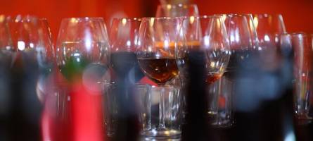 Zu tief ins Glas geschaut: Betrunkener Autofahrer verursacht Unfall und flüchtet