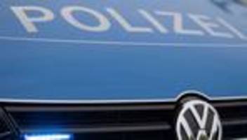 extremismus: plakat mit volksverhetzendem inhalt an autobahnbrücke