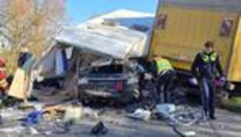 Niederbayern: Autofahrer flieht vor Polizei und kollidiert mit Lastwagen