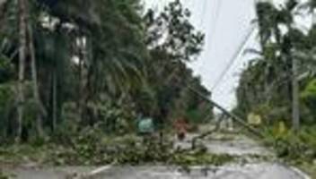 umweltkatasstrophe: mindestens drei menschen sterben durch taifun kalmaegi auf philippinen