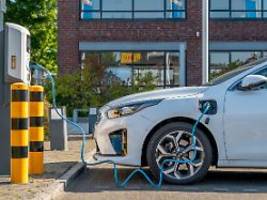 Zu viele weiße Flecken: Versorgung mit Ladesäulen verbessert sich etwas