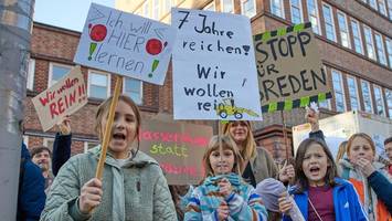 Kinder demonstrieren an Grundschule: „Wir wollen rein!“