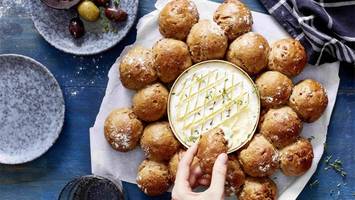 ofen-camembert im speckbrötchen-kranz