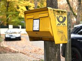 bundestag: wie spongebob und marlene dietrich briefmarken kommen