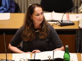 nach messerattacke: herdecke: spd-bürgermeisterin iris stalzer legt ihren amtseid ab