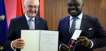 Gerald Asamoah erhält Bundesverdienstkreuz