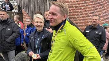 Lauenburg und Boizenburg feiern – Daniel Günther zapft Bier