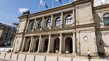 Ungewöhnliches Foto: Süßes Wildtier vor der Handelskammer ertappt