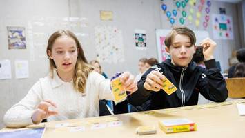 Wie Hamburgs erste Brettspielklasse mit Uno und Fröschis lernt