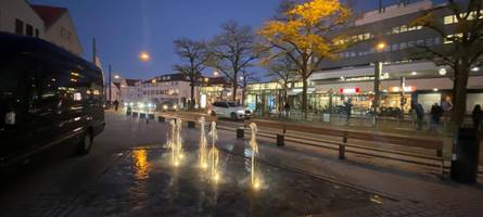 Der Brunnen am neuen Stadtplatz in Lechhausen sprudelt und leuchtet