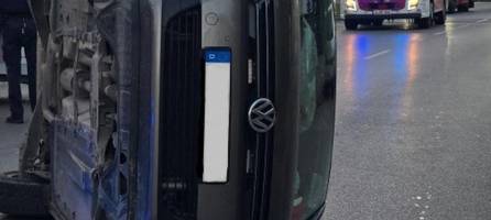 spektakulärer unfall in augsburg: auto liegt auf fahrerseite