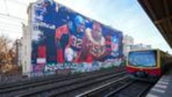 American Football: 1.000 Quadratmeter: Björn Werner in XXL und der Berliner Bär