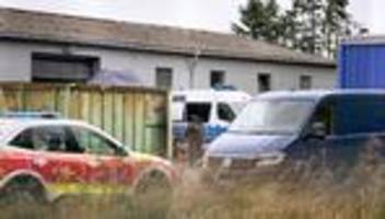 drogenkriminalität: drogenfabrik geräumt - zwölf container chemikalien und müll