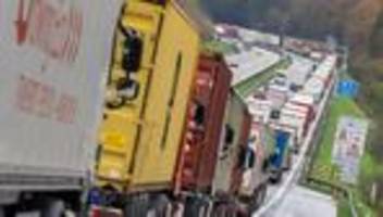 lkw-transitverkehr: tirol bremst lkw-verkehr – 19 kilometer stau auf der a93