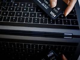 18 Verdächtige festgenommen: Razzia wegen millionenfachen Kreditkartenbetrugs