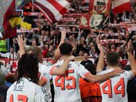 fans können pünktlich abreisen: herbeigeeilte busfahrer helfen fc bayern in der not