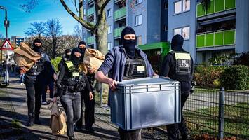 verbot von „muslim interaktiv“ – person mit kapuze überm kopf abgeführt