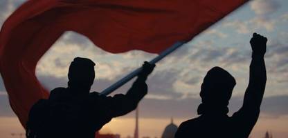 »rote sterne überm feld« mit rammstein-sänger till lindemann: kalkulierter affront