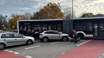 Auto und HVV-Bus prallen zusammen – Stau an wichtiger Kreuzung