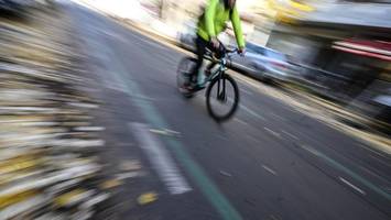 radfahrer mit handy fährt kind an und begeht unfallflucht
