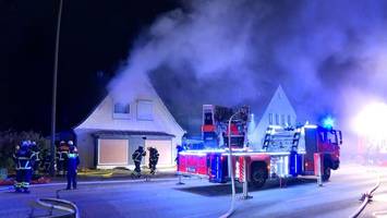 Leerstehendes Haus in Sülldorf steht in Flammen