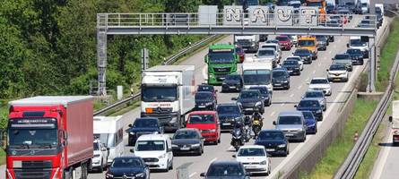 Schwerer Unfall auf der A8 bei Augsburg führt zu Sperrung und Stau