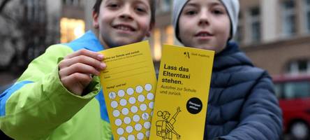 „Lass das Elterntaxi stehen“: Stempelaktion in Augsburg geht in die dritte Runde