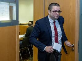 durchsuchungen in augsburg: verdacht des betrugs gegen afd-abgeordnete