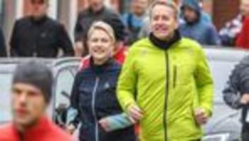 erinnerung an mauerfall: erinnerung an grenzöffnung mit fest zu städtepartnerschaft