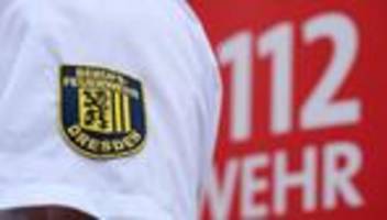 Feuerwehr-Einsatz: Auto brennt zwischen zwei Häusern aus - Besitzer verletzt