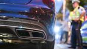 Polizei greift durch: Unfall bei Autorennen in Krefeld: Rollerfahrer verletzt