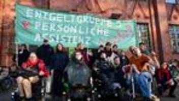 Spektakuläre Aktion: Menschen im Rollstuhl besetzen Senatsverwaltung