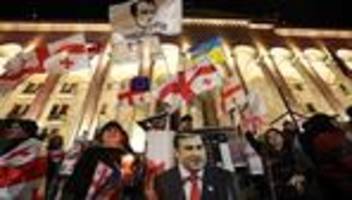 krise in georgien: acht oppositionelle in georgien nach umsturzvorwurf angeklagt