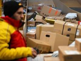 sparprogramm verfängt: dhl trotzt sinkendem umsatz mit steigendem gewinn