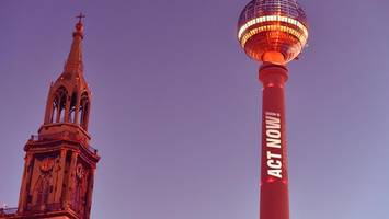 Mit Botschaft für Merz: Aktivisten strahlen Fernsehturm an