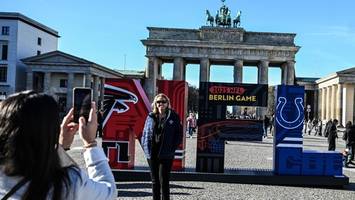 High Fives von der NFL-Legende: Flag Football am Brandenburger Tor